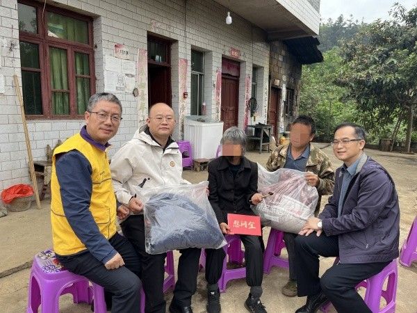 走访慰问困难残疾人家庭_副本.jpg