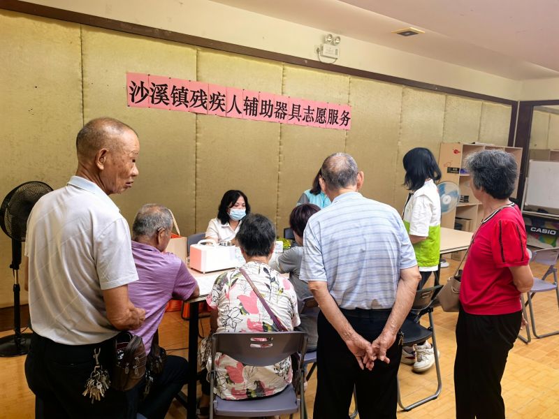 图为：为听力残疾人清洁消毒、保养维修助听器(6).jpg